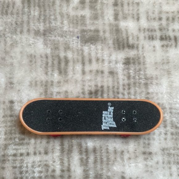 Tech Deck World Industries Fingerboard Grafitti Skull Red & Blue - Picture 2 of 2